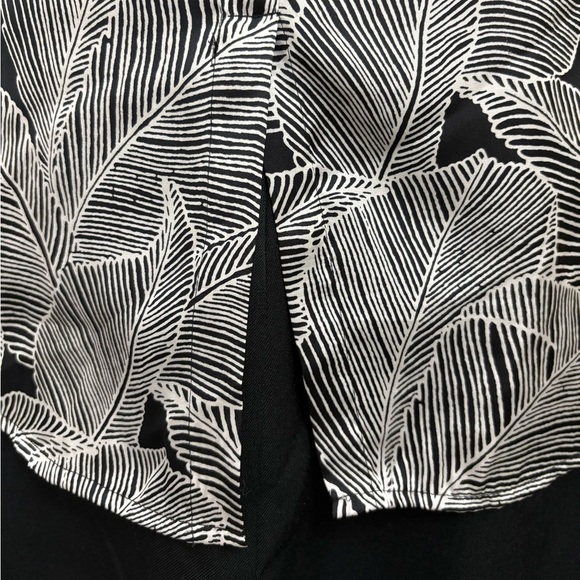 A Pea In The Pod Maternity Black & White Leaf Print Silky Sleeveless Blouse | Sm - Picture 7 of 10